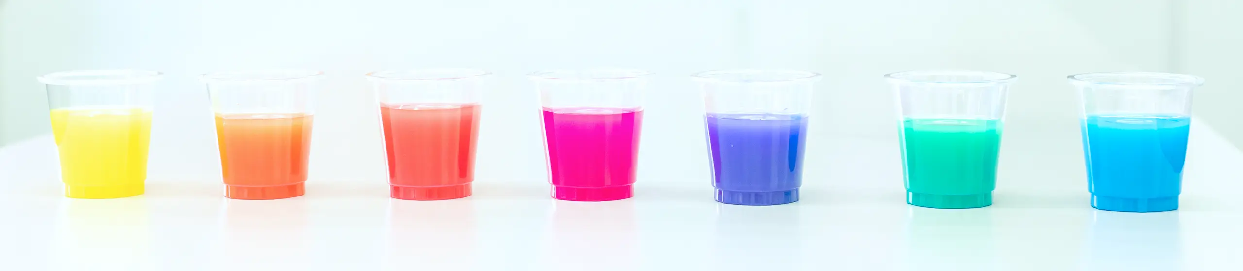 カラフルな色水